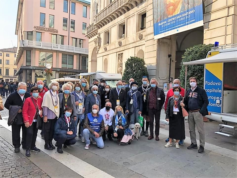 Foto di gruppo dei volontari scattata in una via di Padova