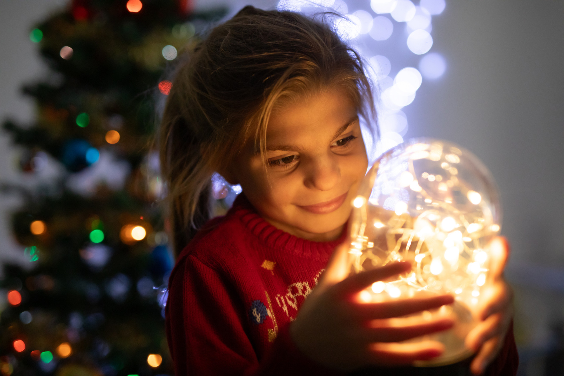 Sveva ha in mano una sfera con le lucine di Natale al suo interno