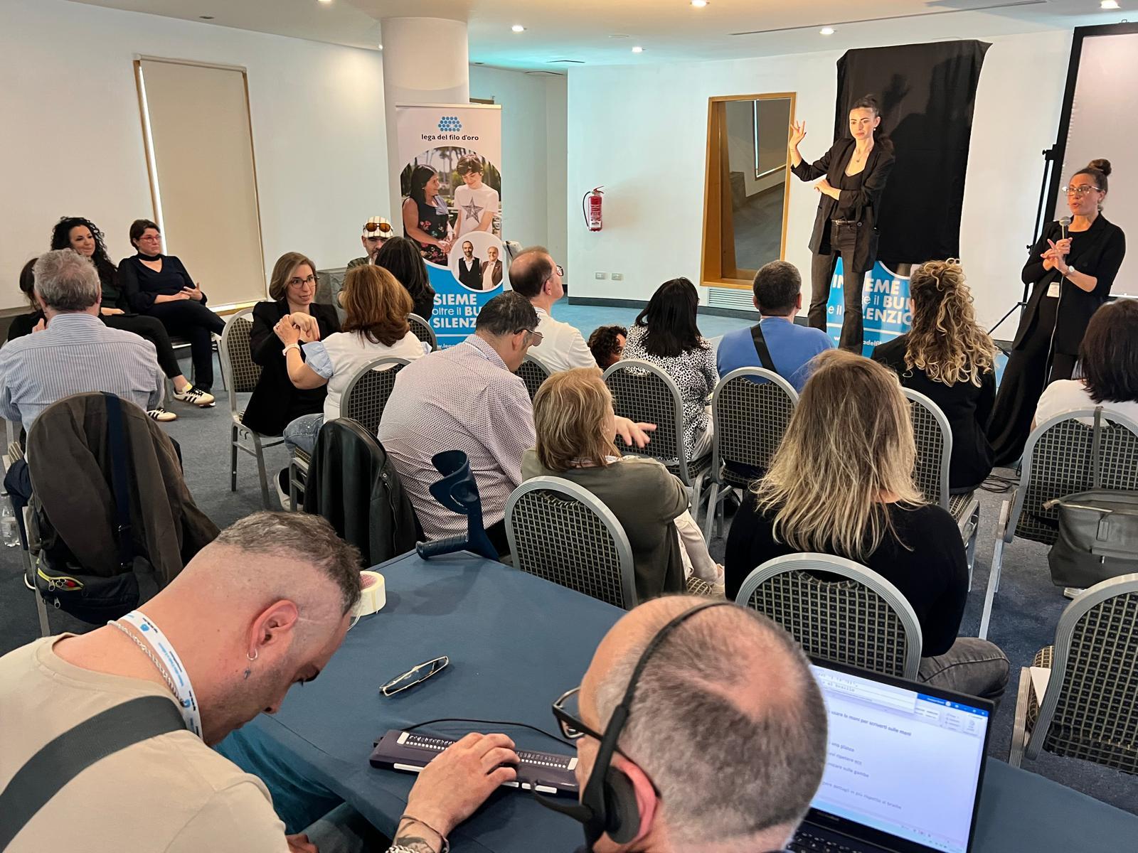 Si è concluso con successo a Bisceglie la due giorni formativa sulla Comunicazione socio-aptica, promossa dalla Fondazione Lega del Filo d’Oro ETS – Ente Filantropico e organizzata dal Servizio Territoriale di Molfetta presso l'Hotel "Nicotel" di Bisceglie il 15 e 16 maggio. Nella foto si riprende uno scorcio della sala durante il corso.