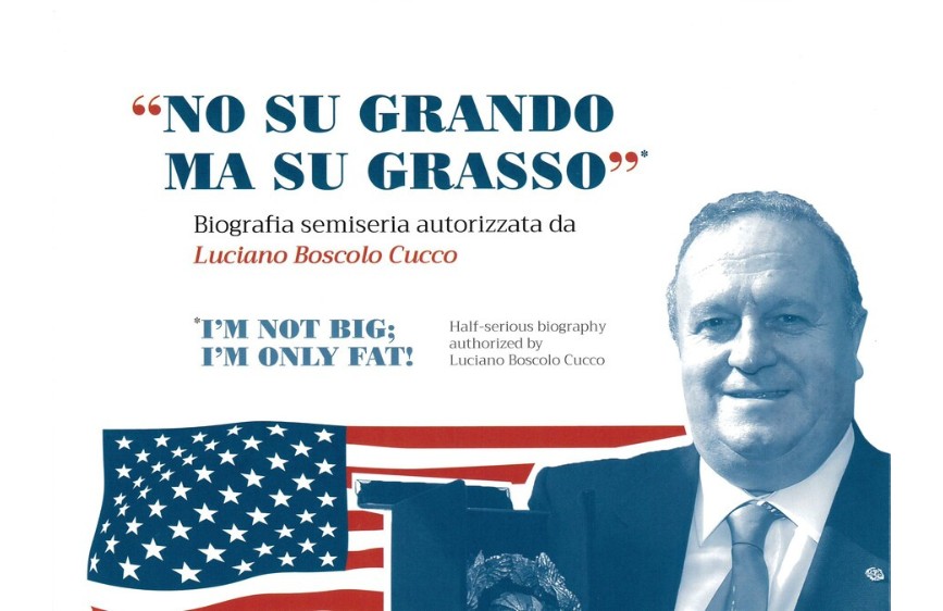 Locandina presentazione libro "No su grando ma su grasso" , biografia semiseria autorizzatta da Luciano Boscolo Cucco. Nell'immagine è presente la faccia di Luciano Boscolo Cucco affiancato dalla bandiera americana e il titolo è tradotto in lingua inglese.