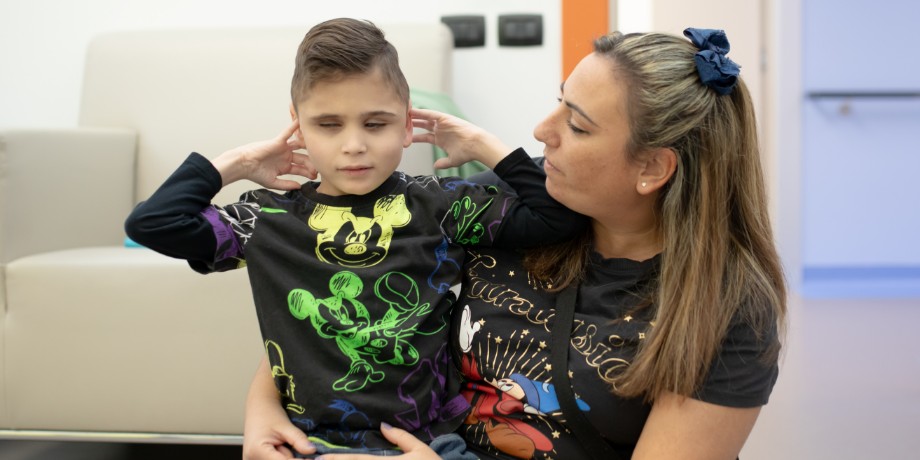 Matteo, bambino sordocieco di Napoli, con mamma Emanuela