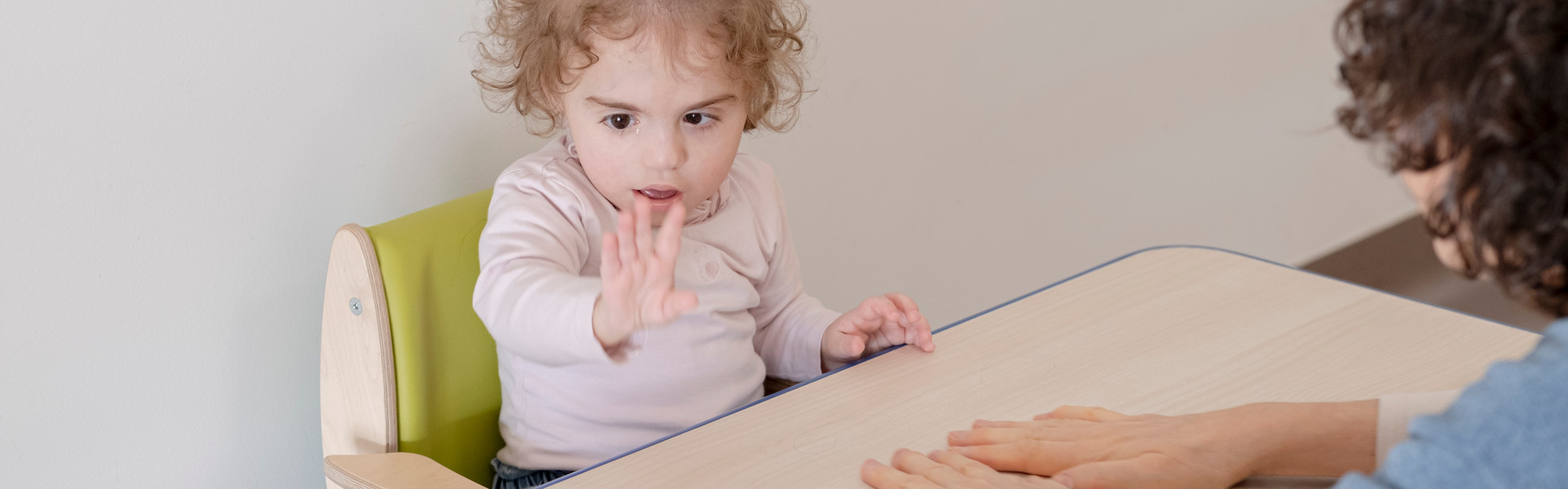 Benedetta, bambina utente della Lega del Filo d'Oro, mentre fa attività in classe con l'educatrice durante il periodo di Trattamento Intensivo di 3 settimane.