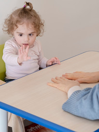 Benedetta, bambina utente della Lega del Filo d'Oro, mentre fa attività in classe con l'educatrice durante il periodo di Trattamento Intensivo di 3 settimane.