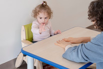 Benedetta, bambina utente della Lega del Filo d'Oro, mentre fa attività in classe con l'educatrice durante il periodo di Trattamento Intensivo di 3 settimane.