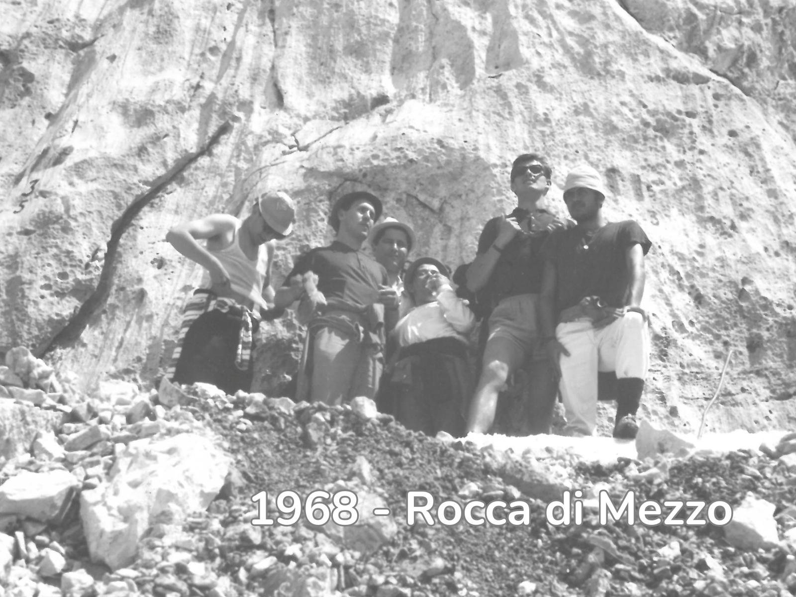 Foto di gruppo degli utenti e volontari durante i soggiorni estivi a Rocca di Mezzo nel 1968
