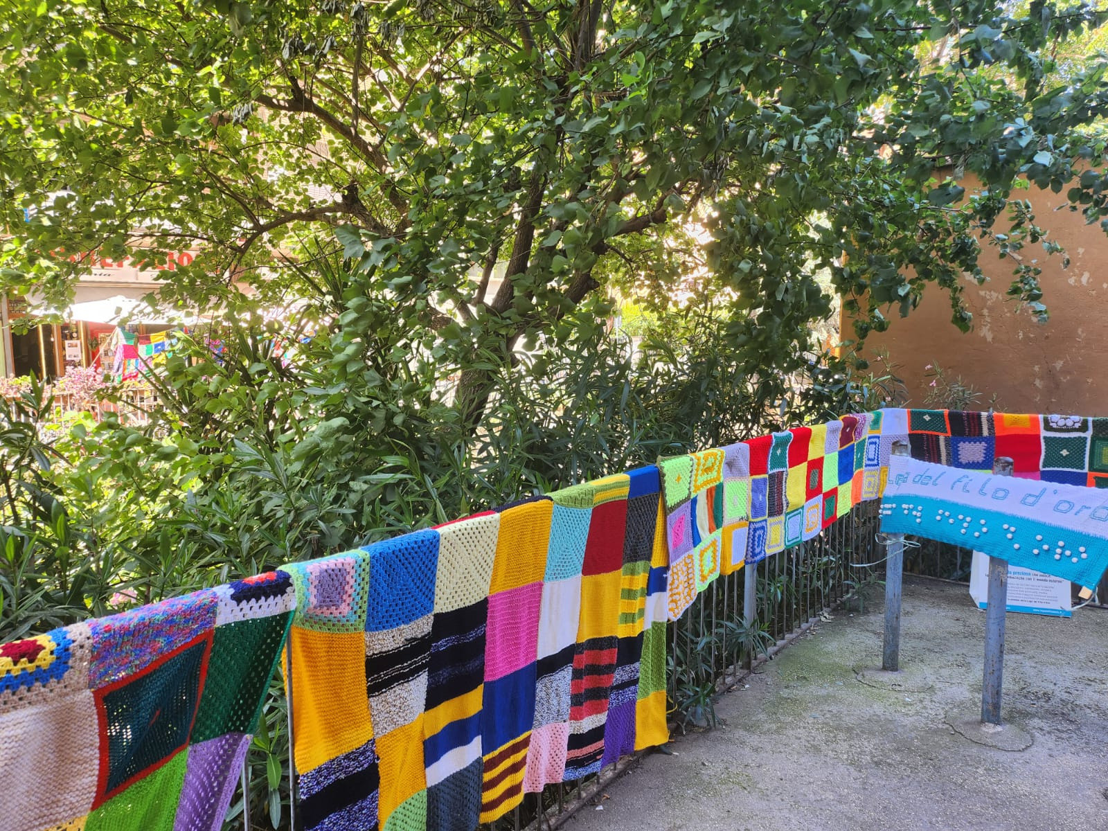 In occasione dello Yarn Bombing, coperte colorate abbelliscono delle ringhiere.