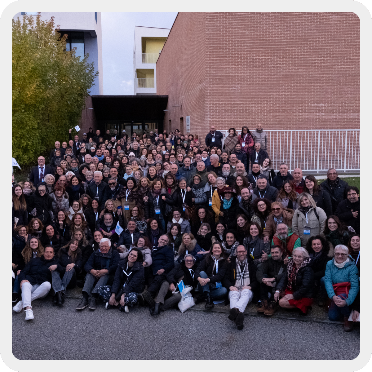 Foto di gruppo del Forum dei Volontari della Lega del Filo d'Oro che ritrare i circa 200 partecipanti da tutta Italia di fronte all'ingresso del Centro Nazionale.