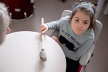 Letizia è seduta e suona il tamburo mentre guarda la telecamera