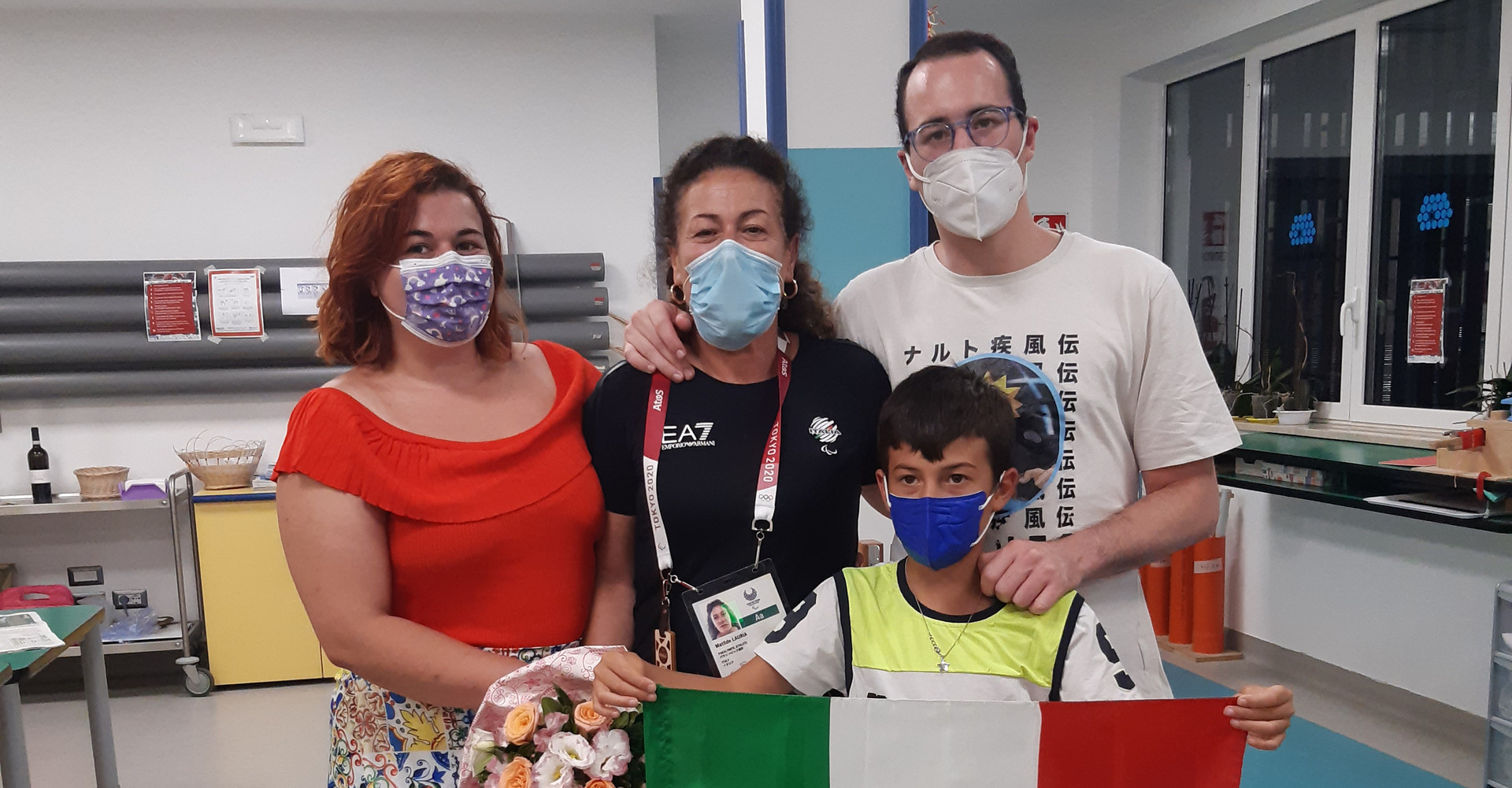 Matilde, judoka sordocieca, insieme alla sua famiglia al ritorno dai Giochi Paralimpici di Tokyo 2020. La foto è stata scattata nei locali della Sede Territoriale di Napoli.