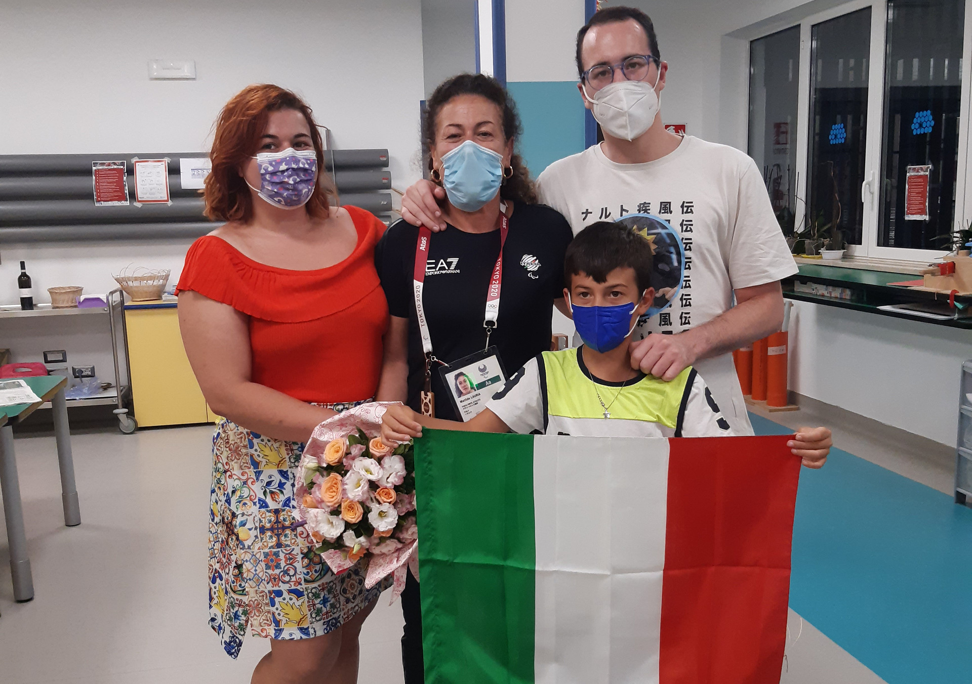 Matilde, judoka sordocieca, insieme alla sua famiglia al ritorno dai Giochi Paralimpici di Tokyo 2020. La foto è stata scattata nei locali della Sede Territoriale di Napoli.