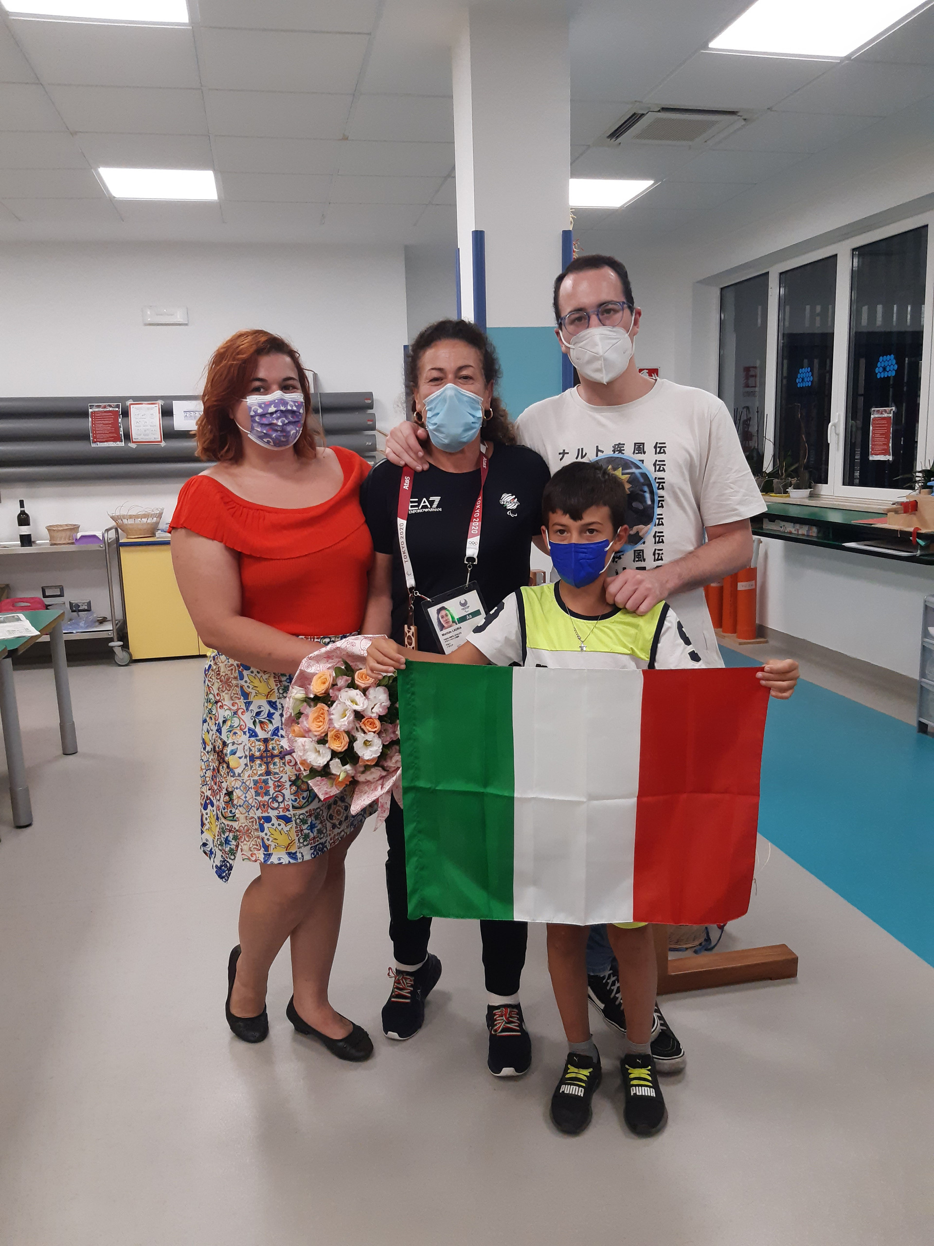 Matilde, judoka sordocieca, insieme alla sua famiglia al ritorno dai Giochi Paralimpici di Tokyo 2020. La foto è stata scattata nei locali della Sede Territoriale di Napoli.