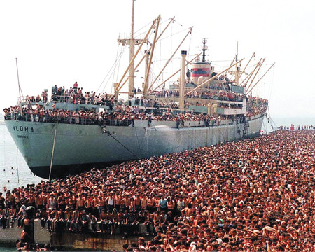 1991+-+Migliaia+di+albanesi+sbarcano+a+Bari%2c