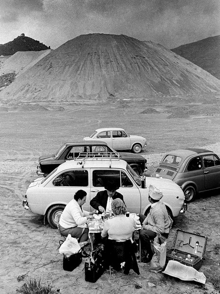 1974+-+Picnic+domenicale+in+una+cava+di+amianto+presso+Torino