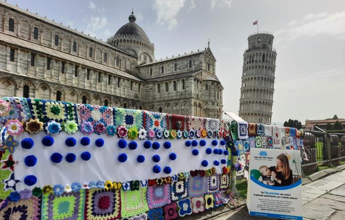 Cancellata in piazza dei Miracoli decorata con lo Yarn Bombing a Pisa