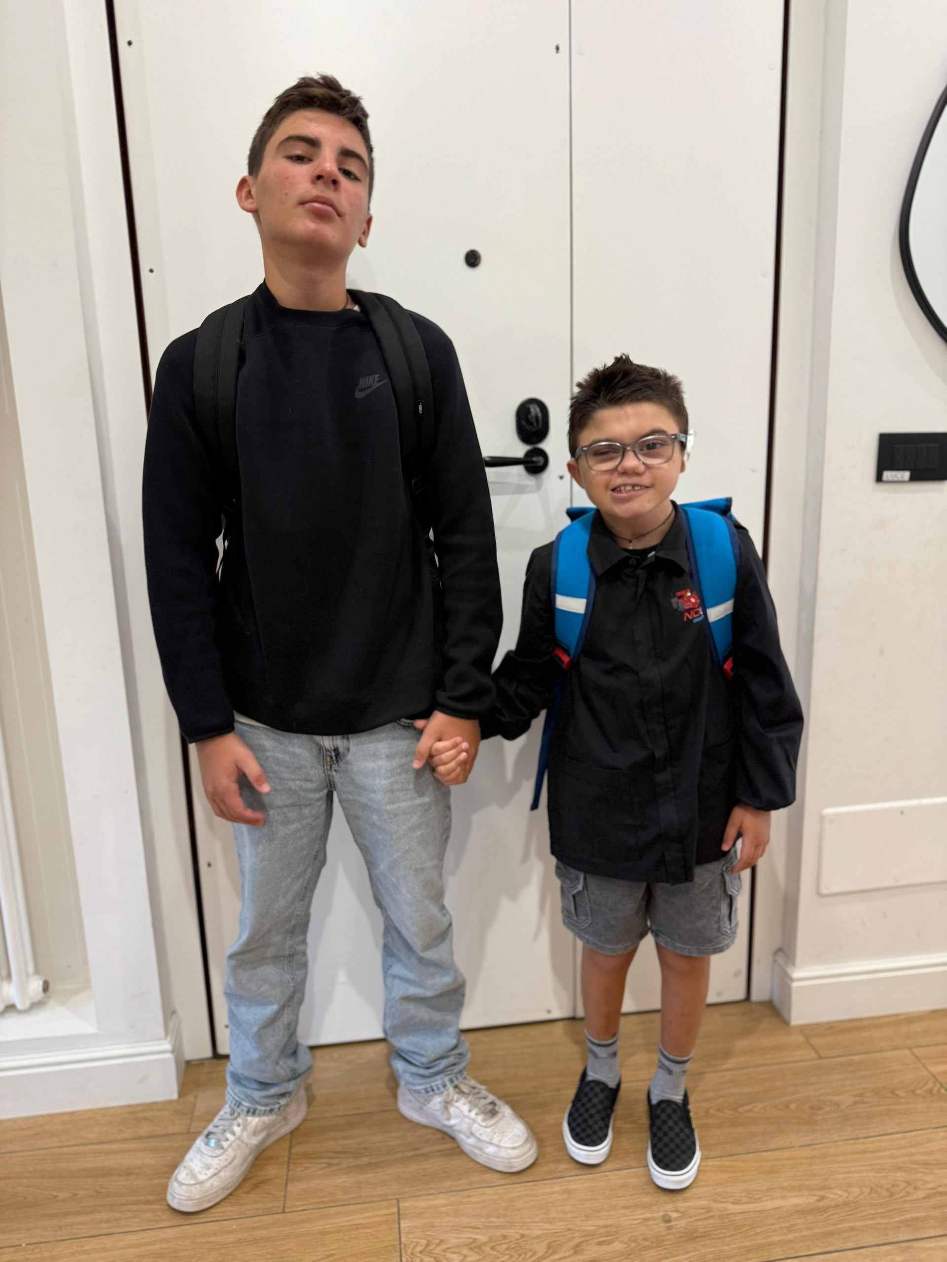 Leonardo e suo fratello pronti per andare a scuola