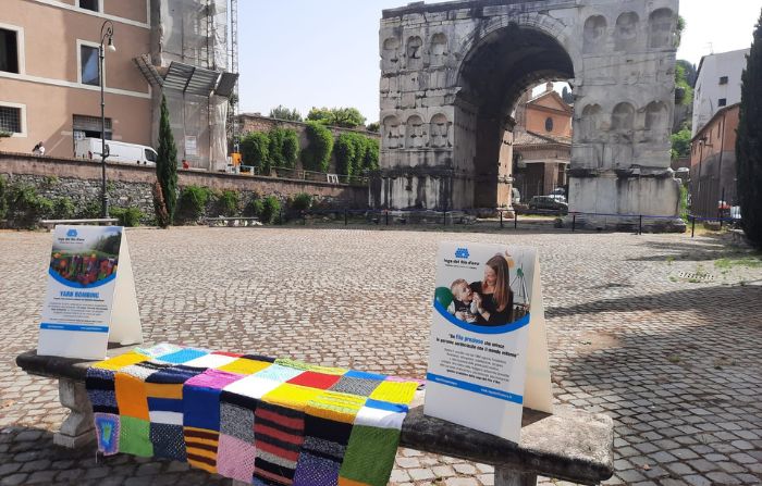 Panchina decorata con lo Yarn Bombing a Roma