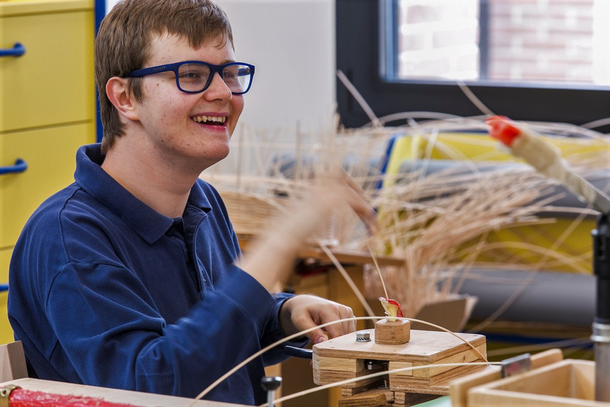 Victor si diverte molto mentre si esercita a realizzare cesti con il midollino nel laboratorio della Lega del Filo d'Oro 