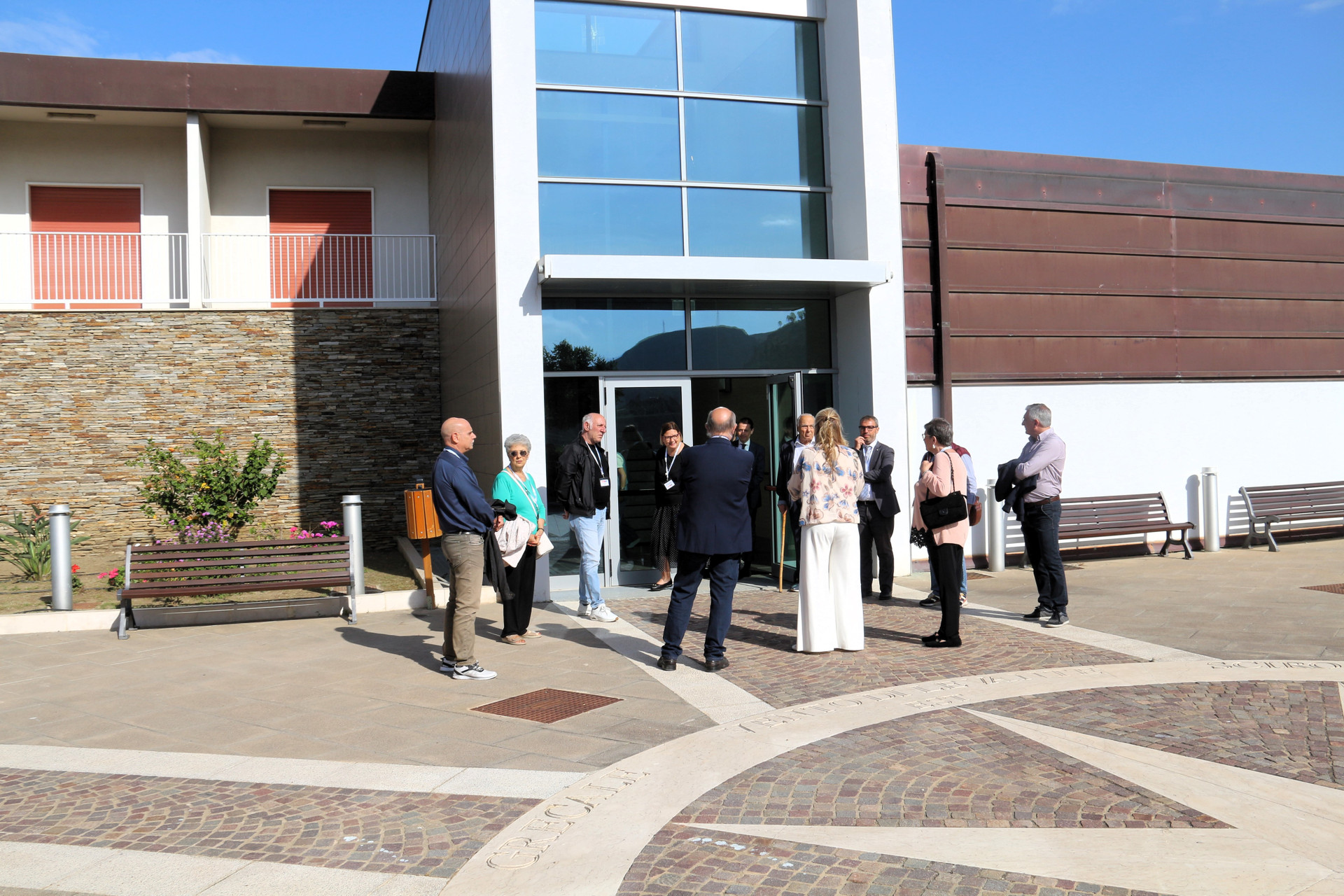 Termini Imerese - Esterno del centro con sostenitori in visita