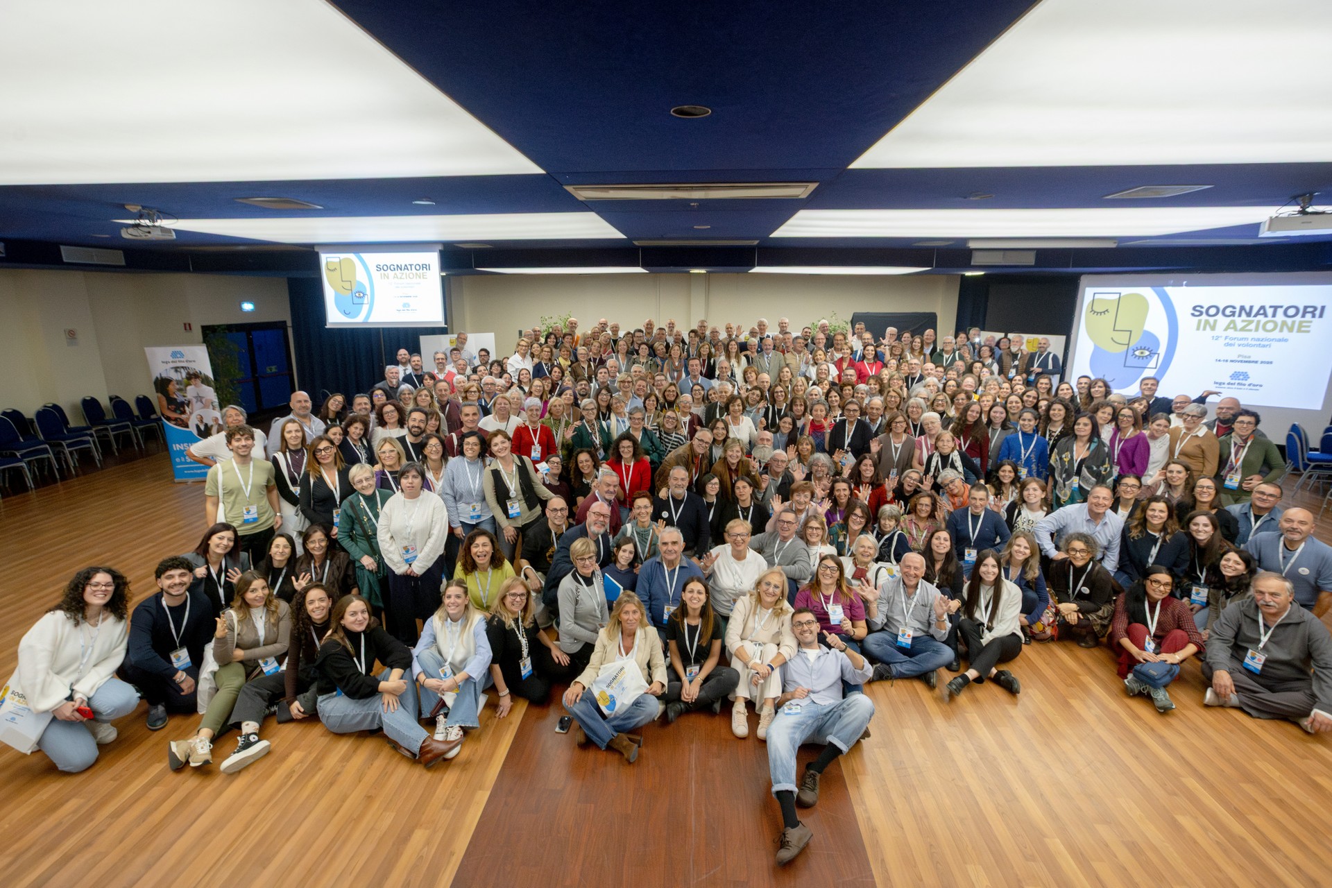 Foto di gruppo che ritrae tutti i volontari presenti alla dodicesima edizione del Forum dei Volontari della Lega del Filo d'Oro tenutosi a Pisa dal 14 al 16 novembre 2025
