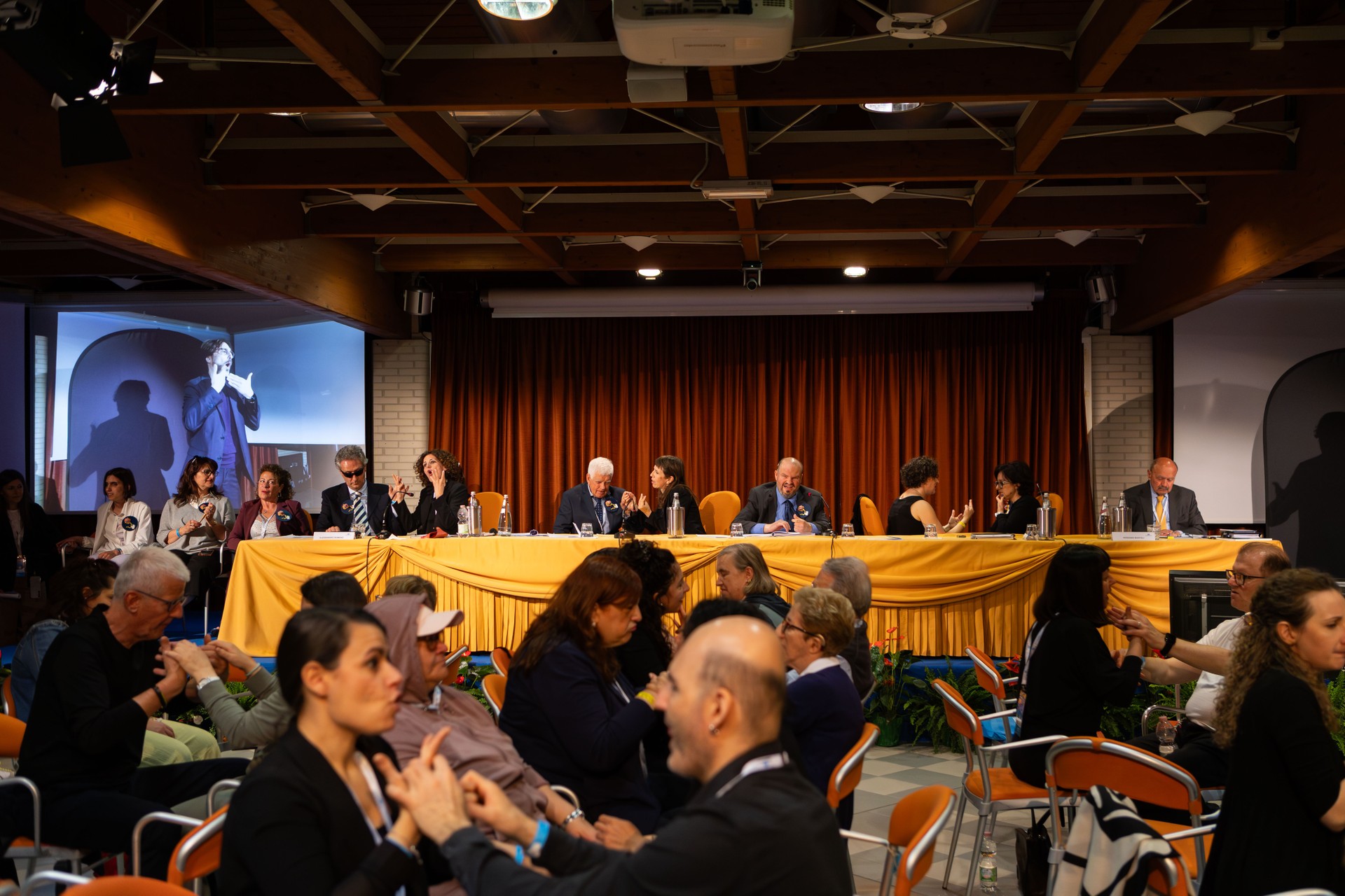 Tavolo dei relatori composto dai membri del Comitato delle Persone Sordocieche: presentazione ufficiale durante la Conferenza delle Persone Sordocieche, a Cervia