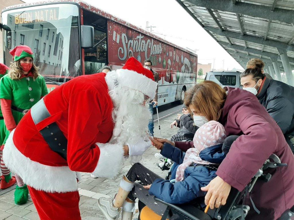 Babbo Natale incontra i piccoli utenti della Lega del Filo d'Oro, insieme al personale e ad altri figuranti vestiti da Elfi