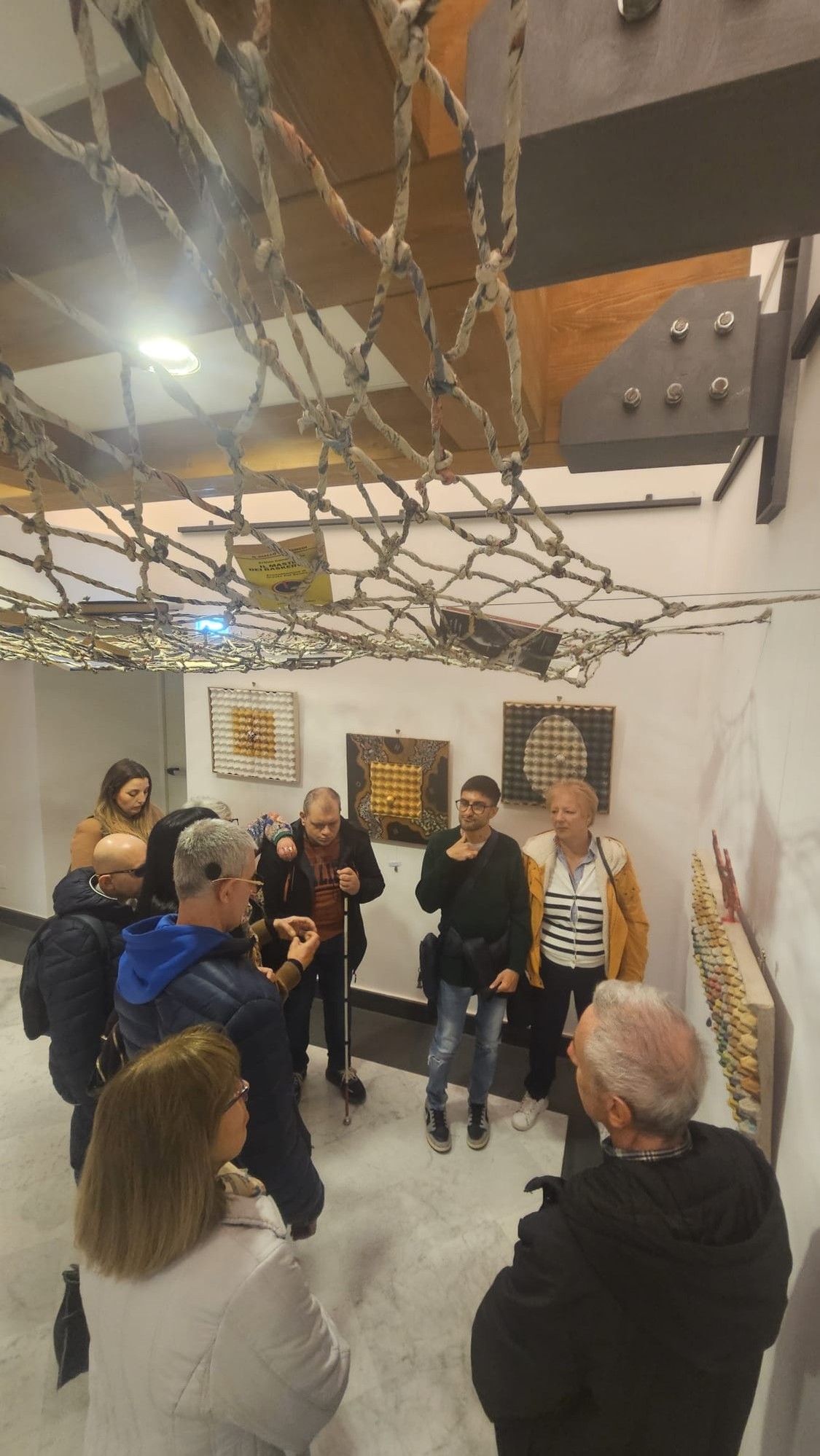 La foto ritrae un gruppo di utenti seguiti dalla Sede Territoriale di Napoli, accompagnati da operatrici e volontari dell’Ente, che si è recato a visitare la mostra “LogOut”