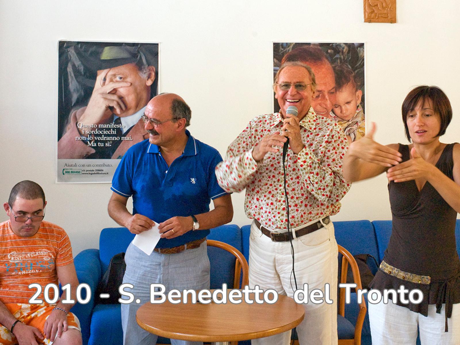 Utenti e volontari durante i soggiorni estivi a S. Benedetto del Tronto nel 2010, con la partecipazione del Presidente della Lega del Filo d'Oro, Rossano Bartoli e Renzo Arbore, testimonial