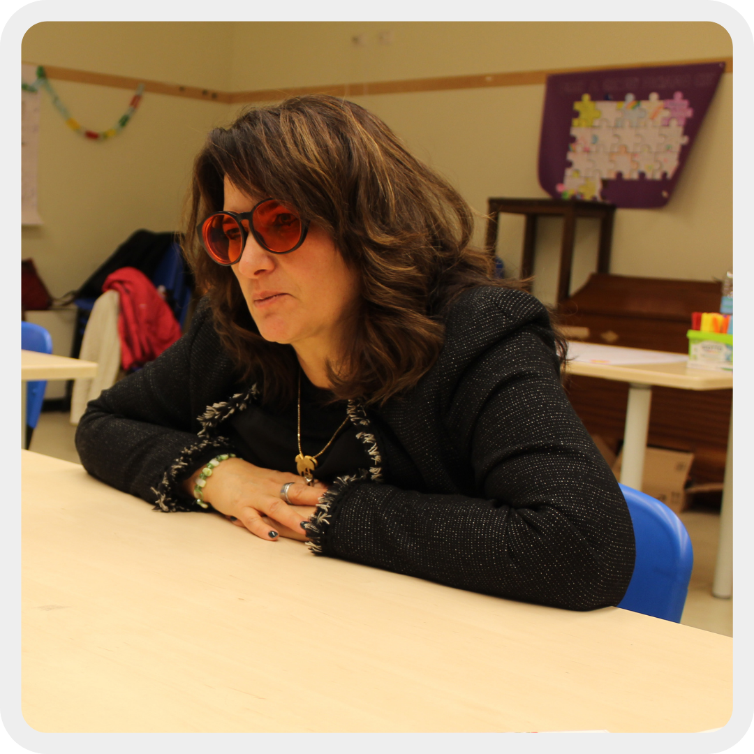 Stefania Piovesan seduta al tavolo mentre parla