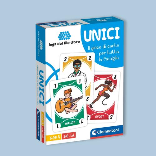 Unici, il gioco di carte per tutta la famiglia. La scatola è decorata con motivi bianchi e azzurri e mostra tre esempi delle carte speciali di cui si compone il mazzo.