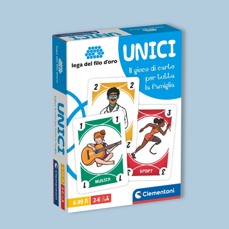 Unici, il gioco di carte per tutta la famiglia. La scatola è decorata con motivi bianchi e azzurri e mostra tre esempi delle carte speciali di cui si compone il mazzo.