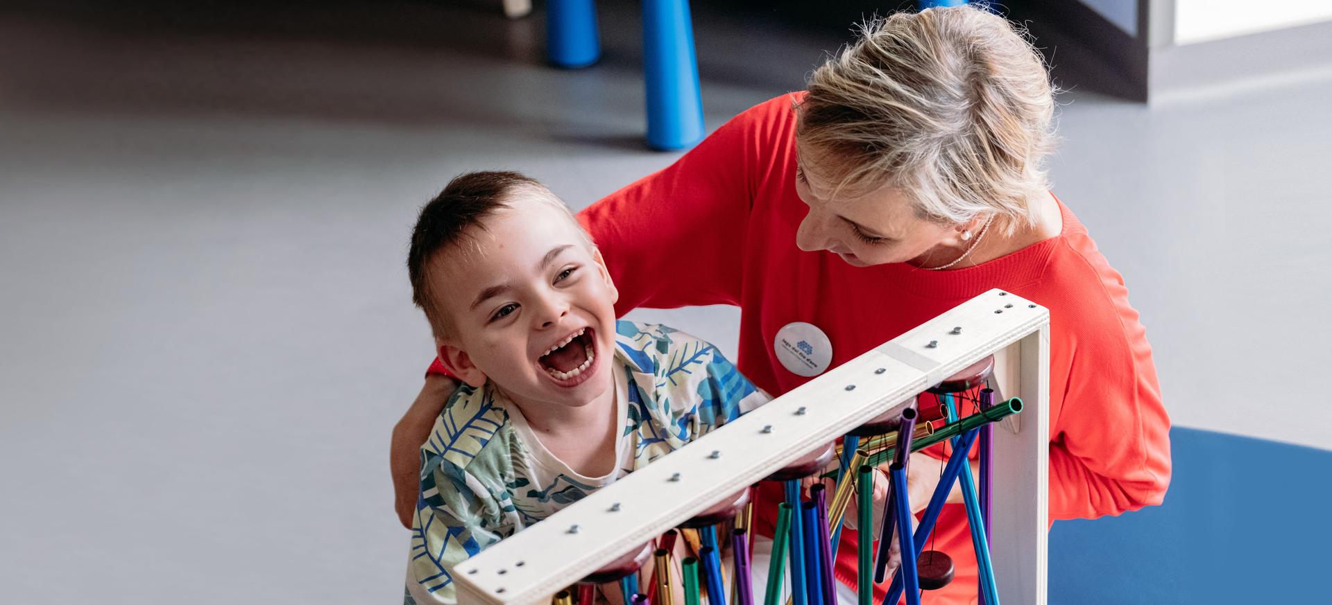 Edoardo insieme a Manola, una delle educatrici che lo segue nel suo percorso educativo-riabilitativo