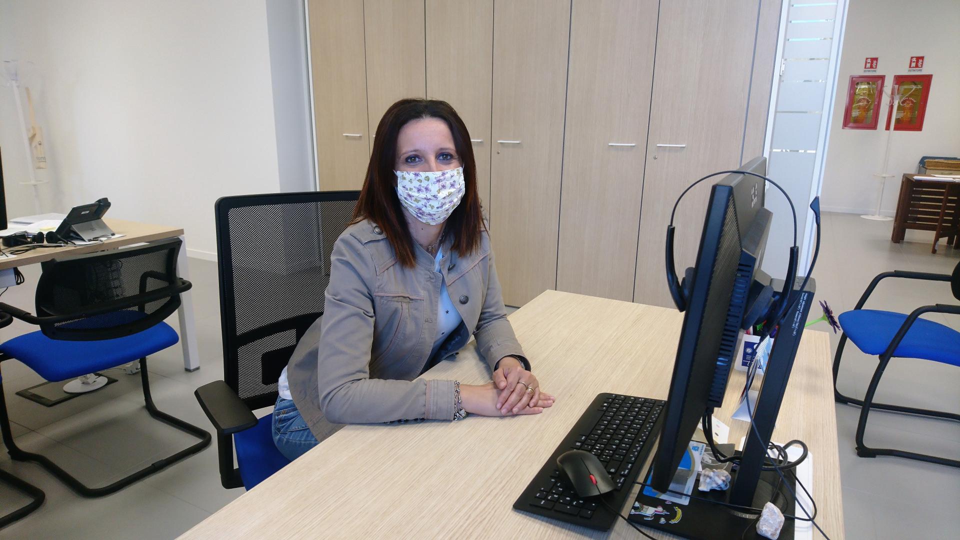 Francesca Silvestri, responsabile servizio donatori posa per una foto alla sua scrivania