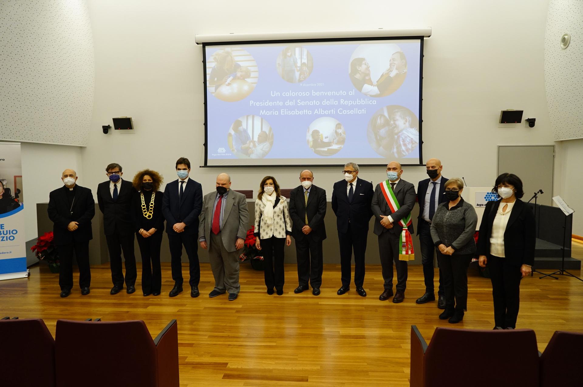  Maria Elisabetta Alberti Casellati e il Presidente Acquaroli insieme al Presidente Vartoli e ad altri ospiti posano nella sala convegni della Lega