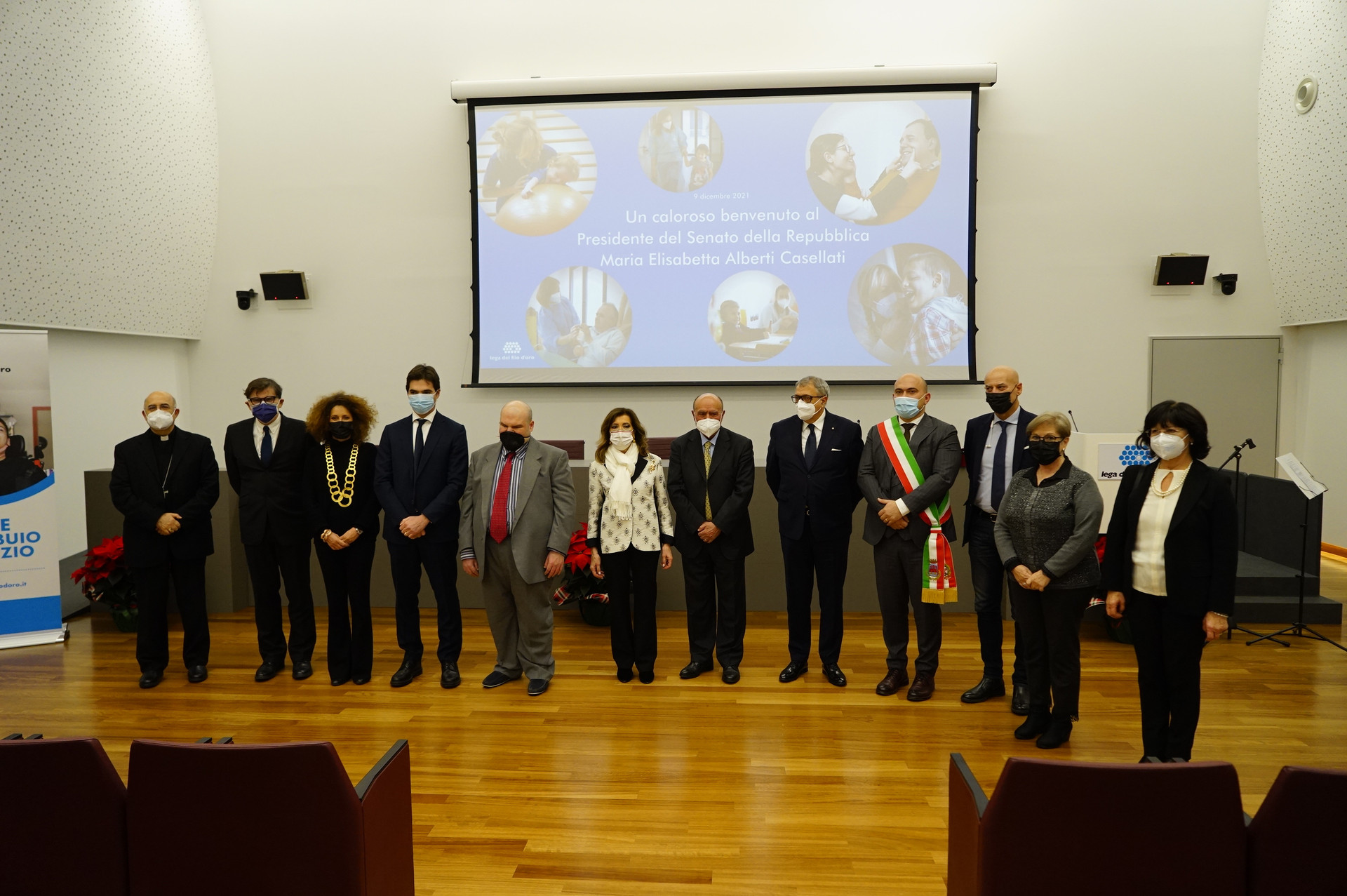  Maria Elisabetta Alberti Casellati e il Presidente Acquaroli insieme al Presidente Vartoli e ad altri ospiti posano nella sala convegni della Lega