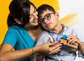 Immagine per Trilli, con in primo piano un utente bambino e la sua educatrice