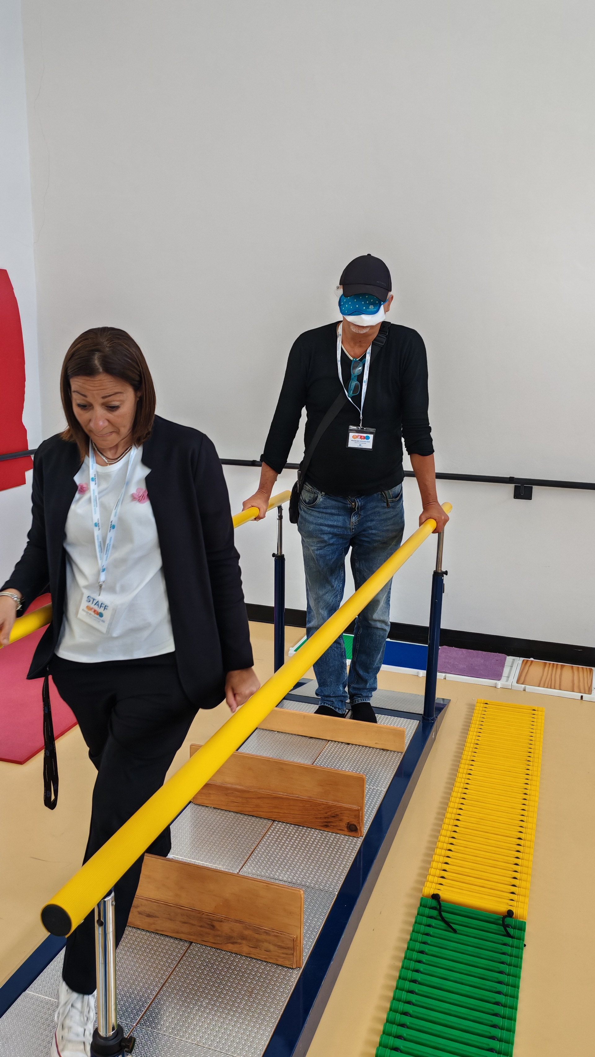 GDS 2025 - Lesmo - Sostenitore bendato prova un percorso a ostacoli nella palestra del Centro
