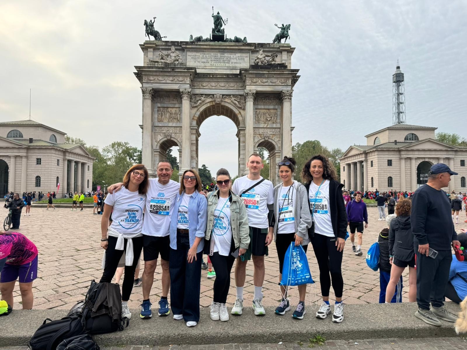 Una delle 8 squadre iscritti dalla Lega del Filo d'Oro alla Milano Marathon 2026: gli staffettisti posano davanti all'Arco della Pace a Milano