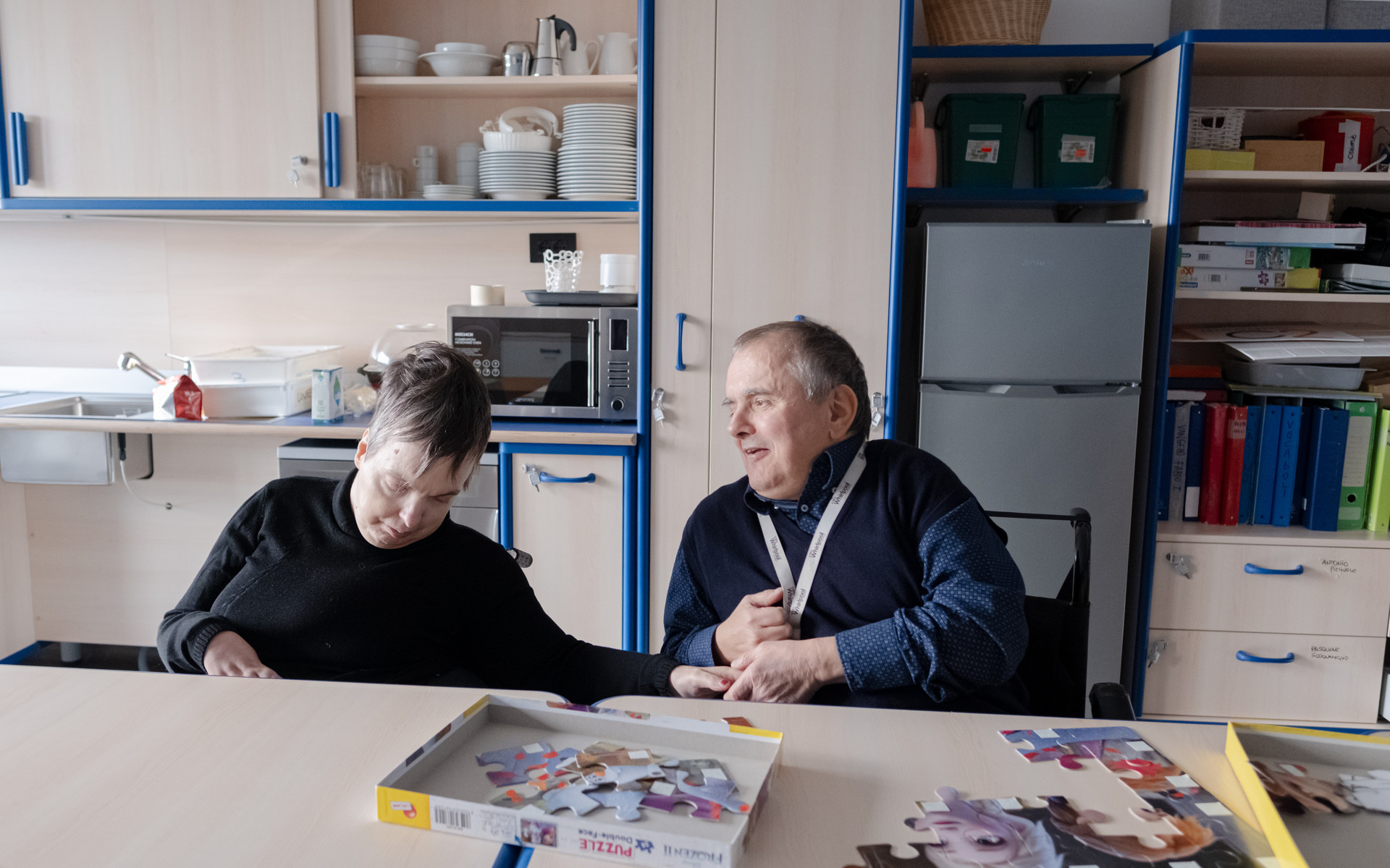 Giovanna e Fabio, ospiti residenziali del Centro Nazionale di Osimo, sono entrati nella loro nuova casa e fanno un puzzle