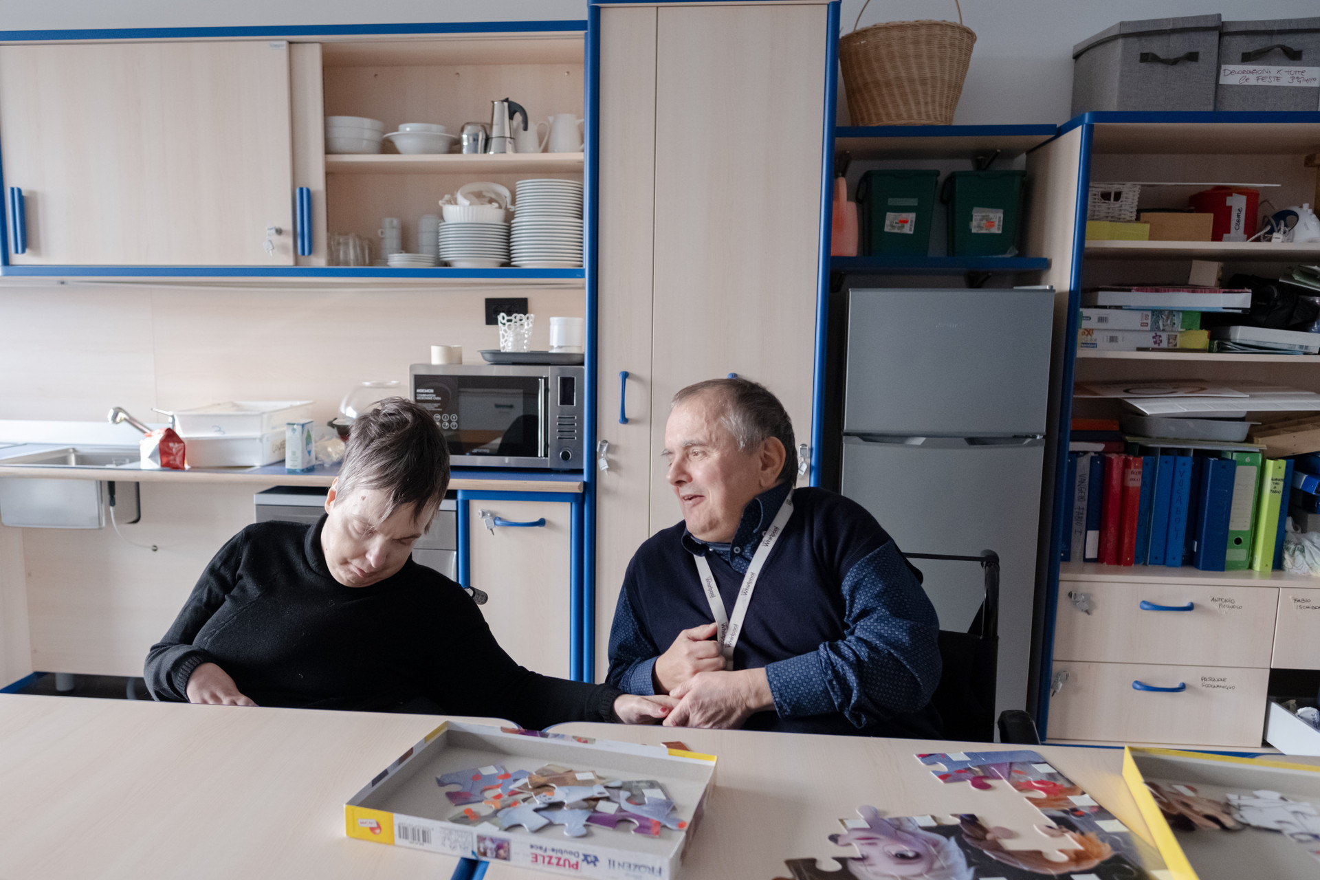 Giovanna e Fabio, ospiti residenziali del Centro Nazionale di Osimo, sono entrati nella loro nuova casa e fanno un puzzle 