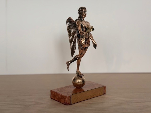 Premio “Angelo Ferro”, scultura raffigurante un angelo di bronzo