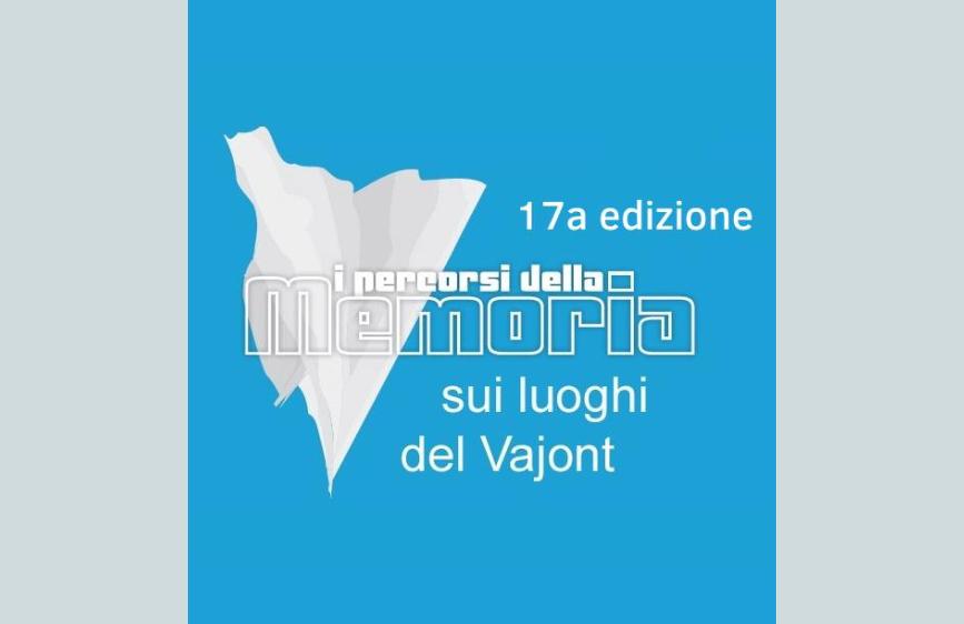  locandina per la "17a edizione de I percorsi della Memoria sui luoghi del Vajont". Lo sfondo è azzurro, e al centro spicca una sagoma bianca stilizzata che sembra una porzione del territorio montuoso del Vajont, con sopra il testo "i percorsi della Memoria" in caratteri bianchi e squadrati, e sotto "sui luoghi del Vajont".