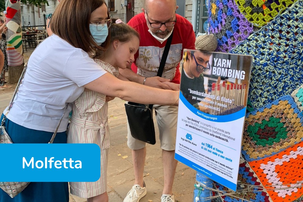 Yarn Bombing - Molfetta - Una piccola utente tocca i manufatti all'uncinetto esposti per l'iniziativa