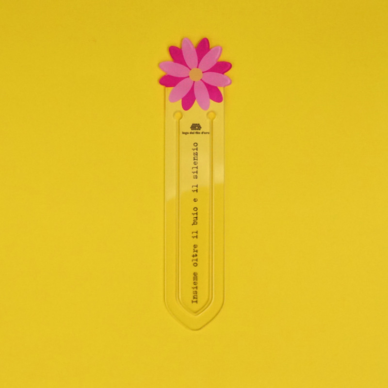 Bomboniera solidale segnalibro fiore Lega del Filo d'Oro per celebrare con solidarietà il battesimo, la nascita, la comunione di tuo figlio.
