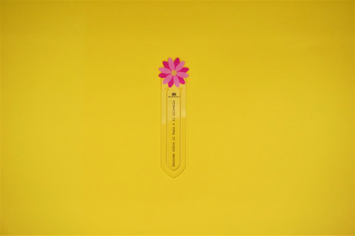 Bomboniera solidale segnalibro fiore Lega del Filo d'Oro per celebrare con solidarietà il battesimo, la nascita, la comunione di tuo figlio. 2