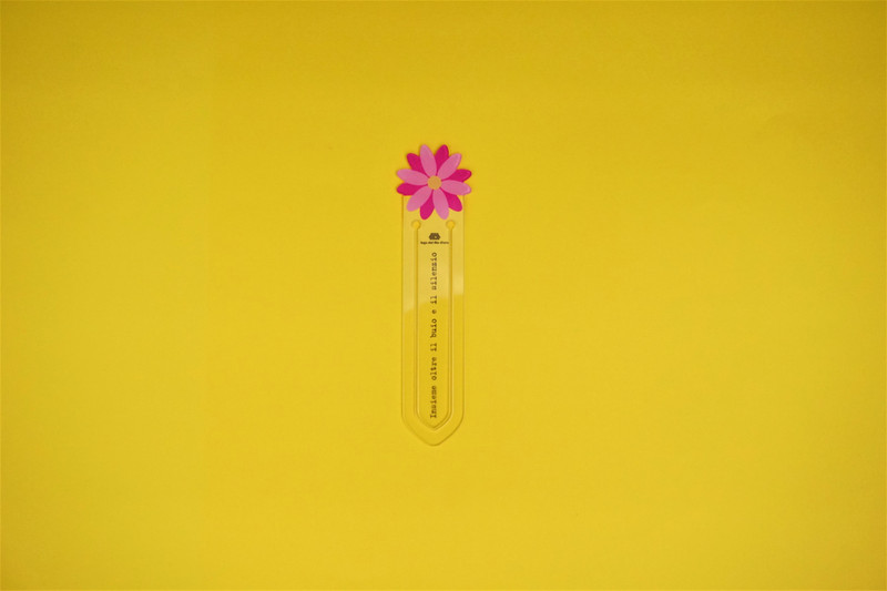 Bomboniera solidale segnalibro fiore Lega del Filo d'Oro per celebrare con solidarietà il battesimo, la nascita, la comunione di tuo figlio.