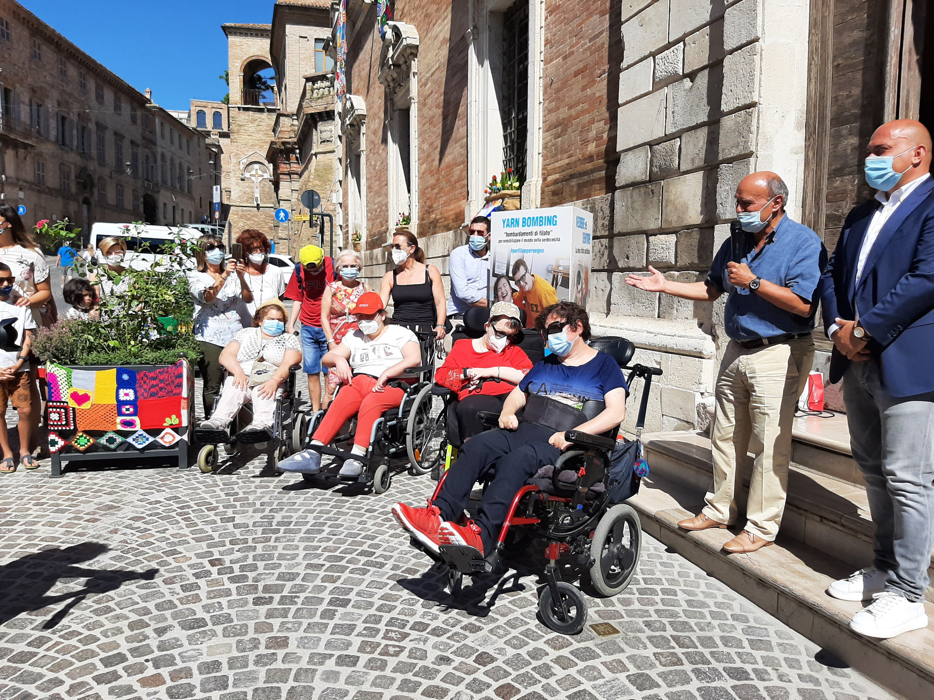 Yarn Bombing: evento esposizione manufatti sulla facciata del Comune di Osimo