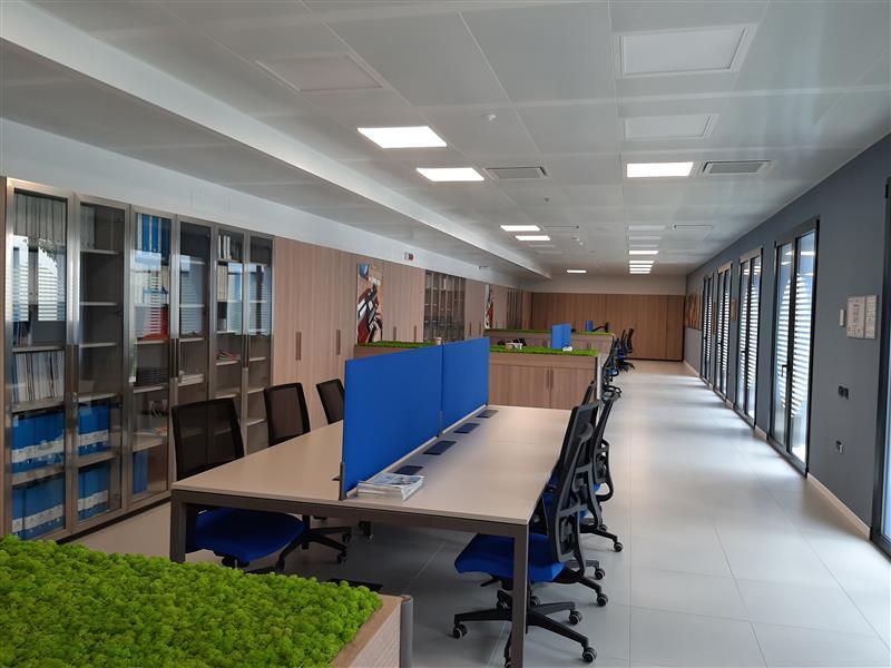 Panoramica della Biblioteca del Centro Nazionale di Osimo con un taglio semi laterale illuminata da luce naturale proveniente dalle vetrate presenti su tutto il lato destro