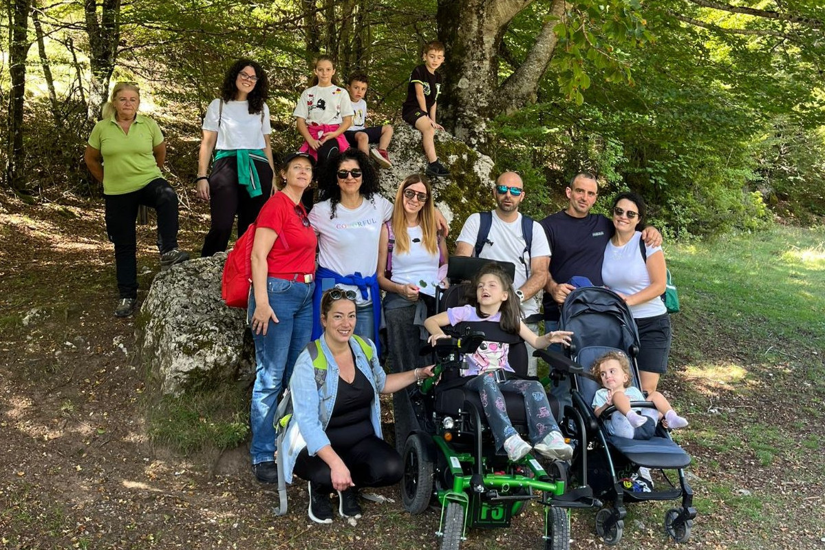 Foto dell’uscita organizzata dalla Sede di San Benedetto dei Marsi: partecipanti in una foto di gruppo all’aperto tra condivisione, natura e sorrisi.