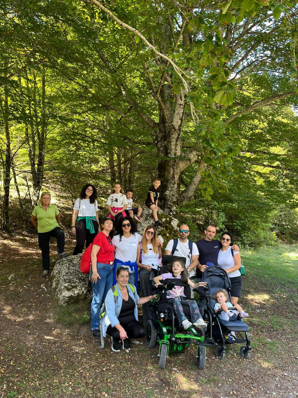Foto dell’uscita organizzata dalla Sede di San Benedetto dei Marsi: partecipanti in una foto di gruppo all’aperto tra condivisione, natura e sorrisi.