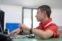 Massimo Naravarra, ragazzo utente seguito dalla Lega del Filo d'Oro. Massimo non vede, sente grazie ad un impianto cocleare, ha problemi cognitivi, ma grazie alle tecnlogie assistive riesce a valorizzare le sue potenzialità e abilità residue